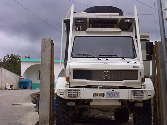 Chichicastenango BAT im engen Parkplatz 30.03.03.jpg - chichicastenango, enger parkplatz